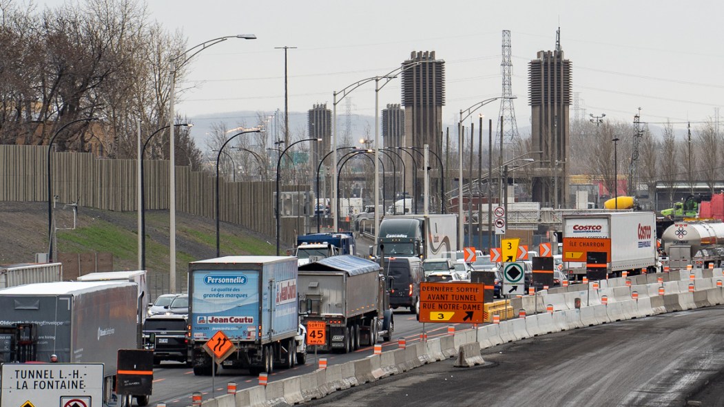 La circulation automobile est lente sur la route Transcanadienne, près du pont-tunnel Louis-Hippolyte Lafontaine.