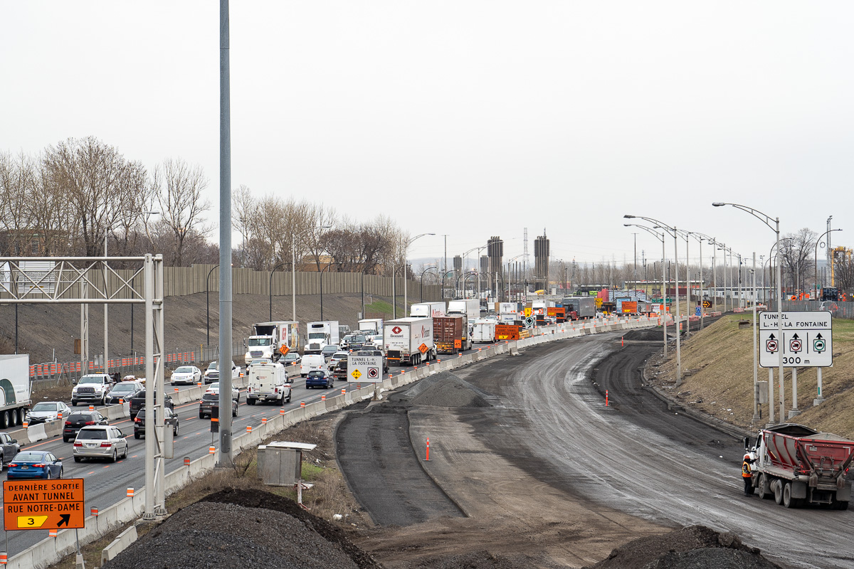 La circulation automobile est lente sur la route Transcanadienne, près du pont-tunnel Louis-Hippolyte Lafontaine.