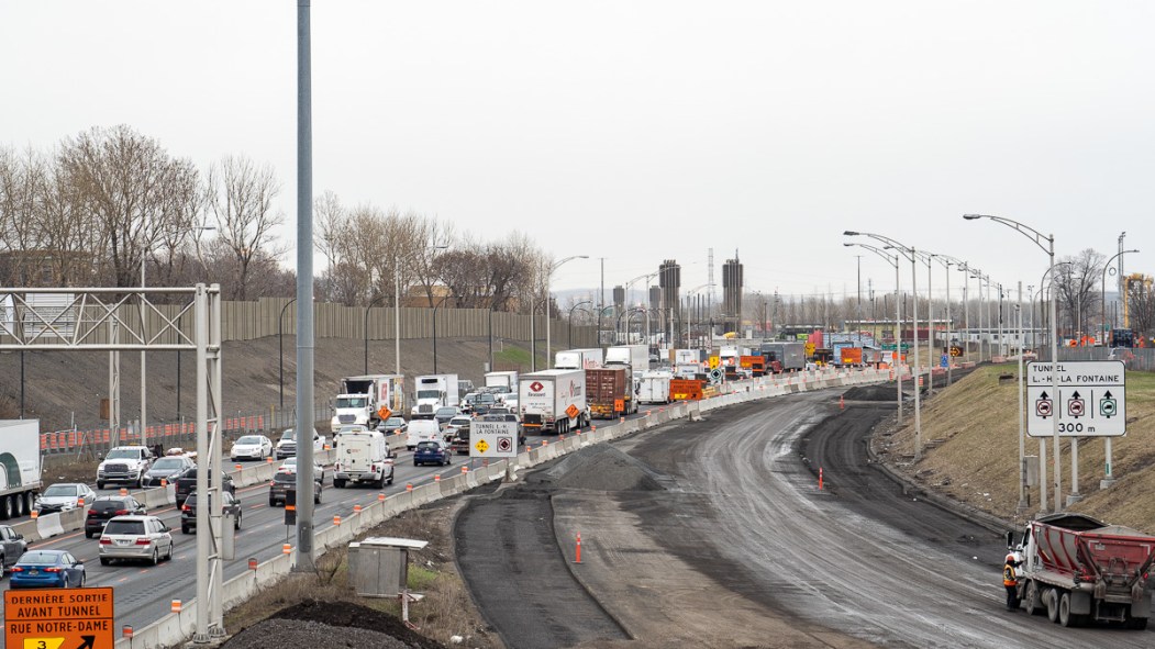 La circulation automobile est lente sur la route Transcanadienne, près du pont-tunnel Louis-Hippolyte Lafontaine.