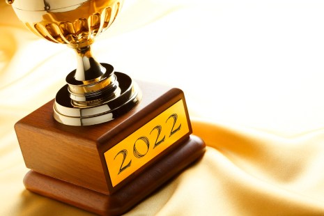 Le chiffre 2022 gravé sur un trophée
