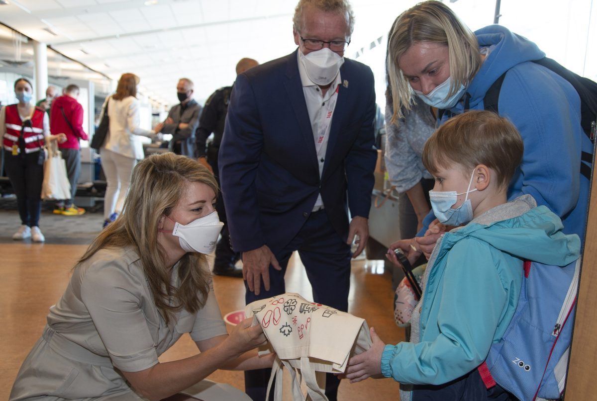 Mélanie Joly, ministre canadienne des Affaires étrangères, et Jean Boulet, ministre québécois de l'Immigration, de la Francisation et de l'Intégration, ont souhaité la bienvenue aux réfugiés ukrainiens.