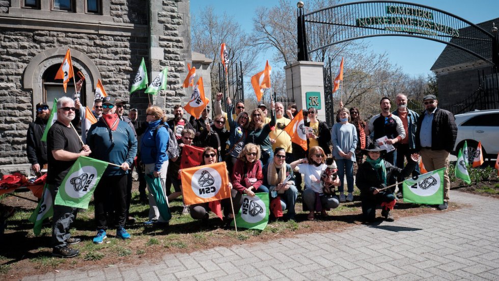 Des manifestants devant le cimetière Notre-Dame-des-Neiges