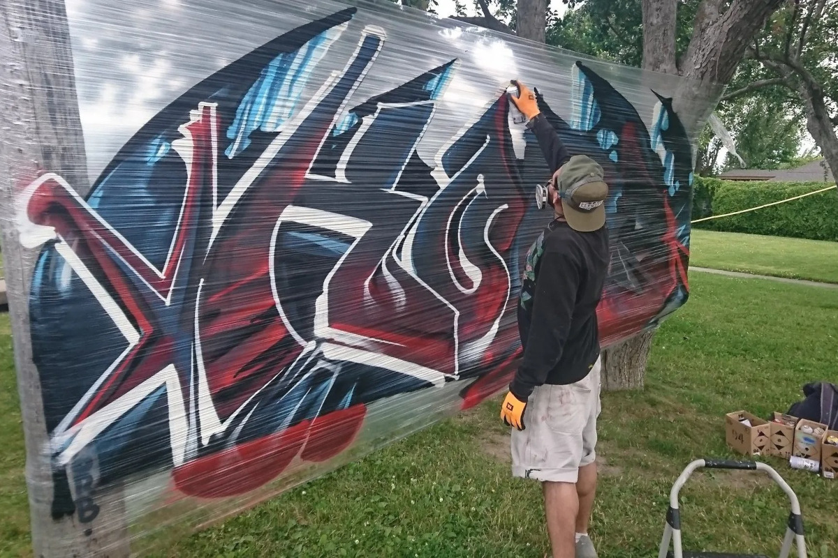 L’artiste Korb en action.