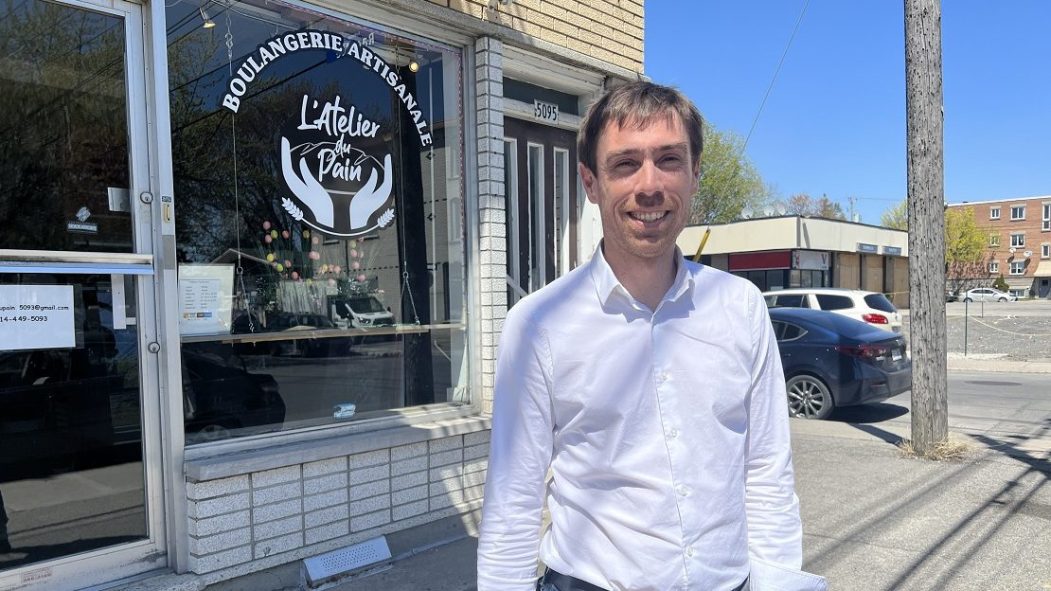 Jean-François Gosselin devant la vitrie de l'Atelier du pain.