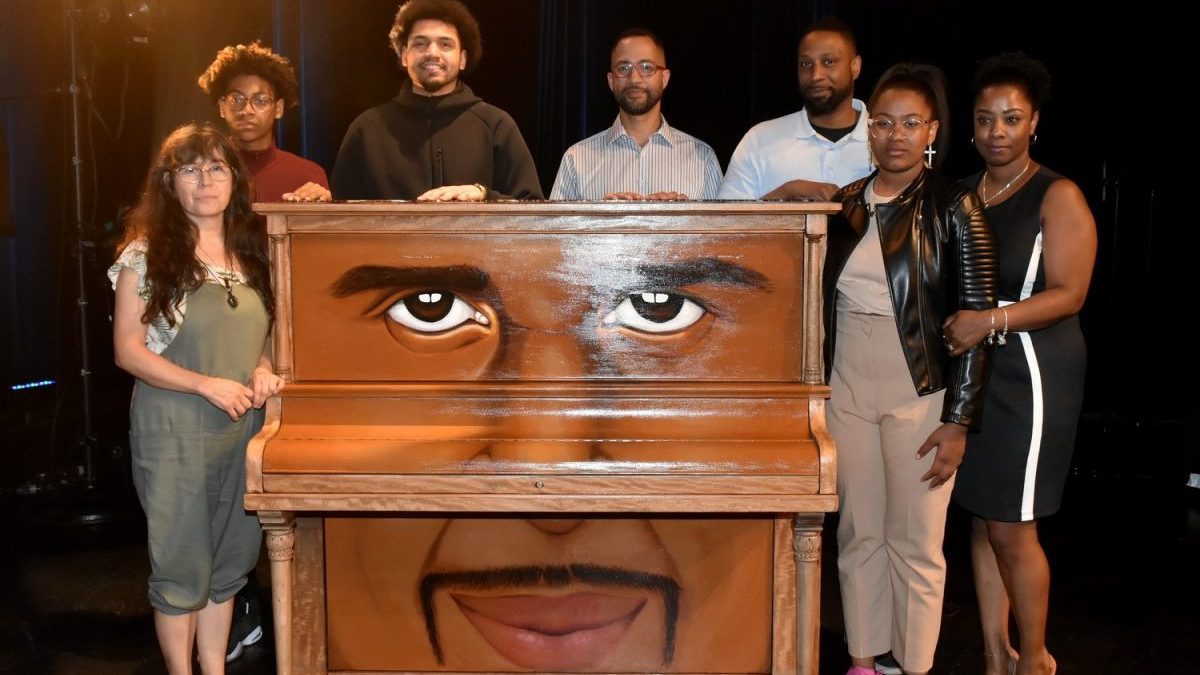 Dévoilement du piano avec la famille.