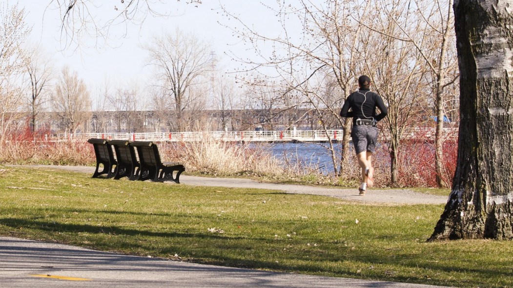 une personne court dans un parc en bordure de l'eau