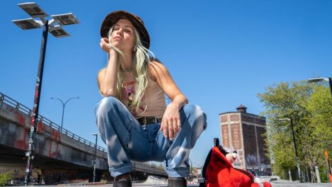 Claudia Bouvette lance son premier album, The Paradise Club