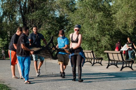 L’équipe de Nathalie Lasselin transportant un banc de parc fraîchement repêché.