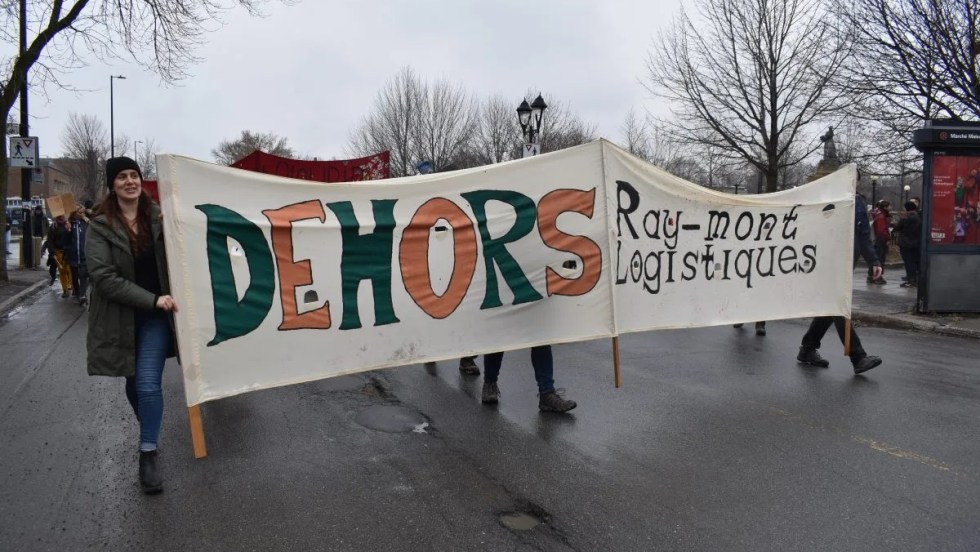 Le groupe citoyen Mobilisation 6600 manifeste contre le projet de Ray-Mont logistique dans Mercier–Hochelaga-Maisonneuve.