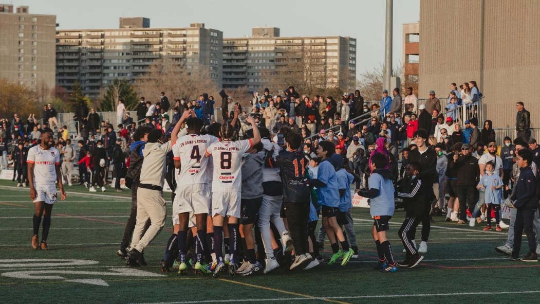 Le CS Saint-Laurent célèbre avec ses partisans lors de sa victoire