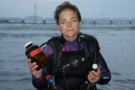 Nathalie Lasselin, en combinaison de plongée.
