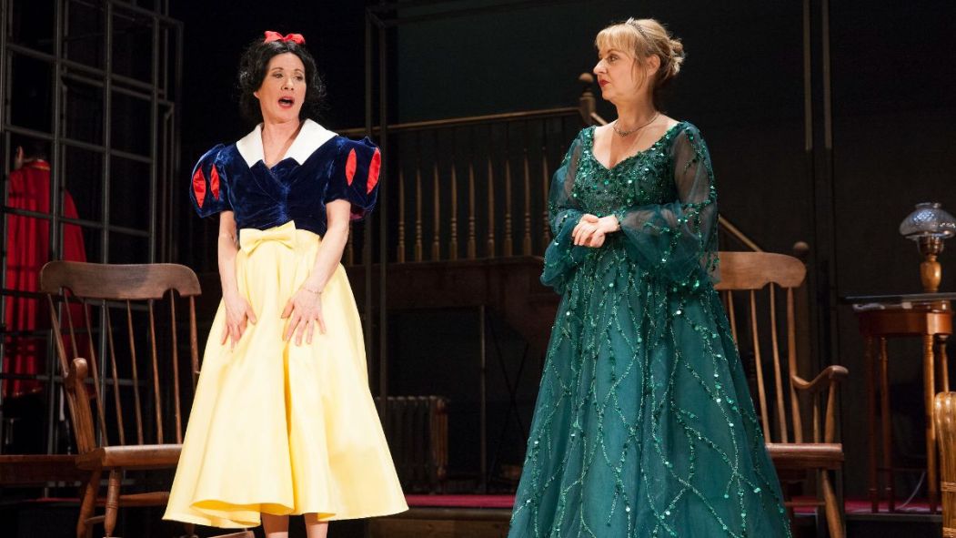 Sylvie Léonard et Nathalie Mallette dans une scène de "Vania et Sonia et Macha et Spike", au Théâtre du Rideau Vert