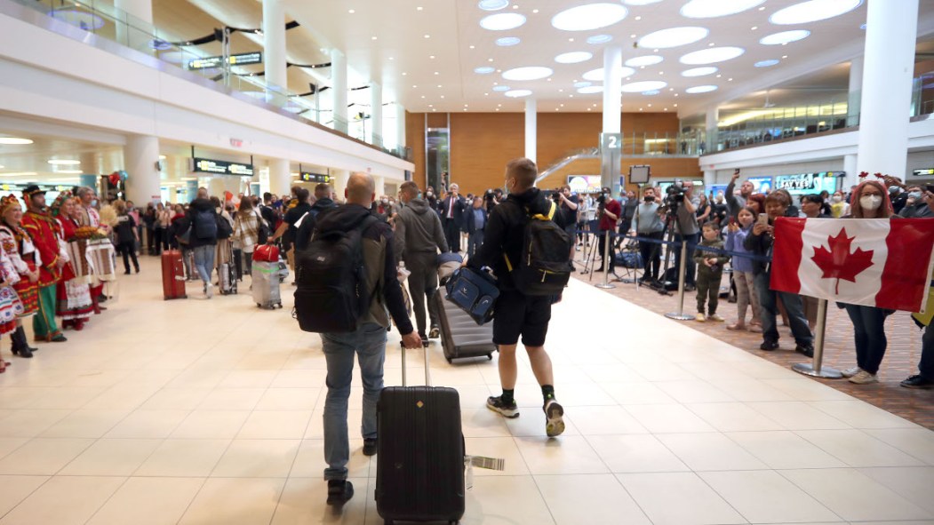 328 ressortissants ukrainiens ont été accueillis à bras ouverts à l’aéroport de Winnipeg lundi.