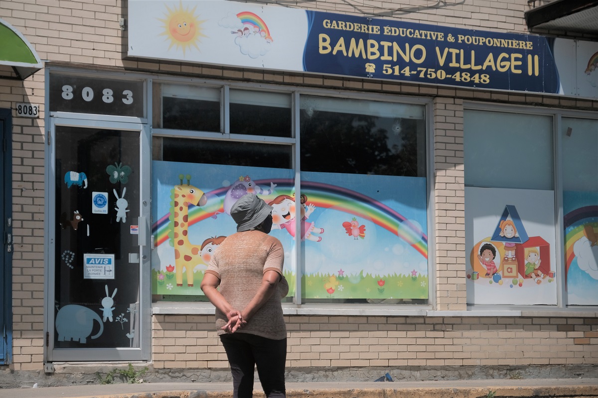 Une passante constate les impacts de balle sur la vitre de la garderie Bambino Village.