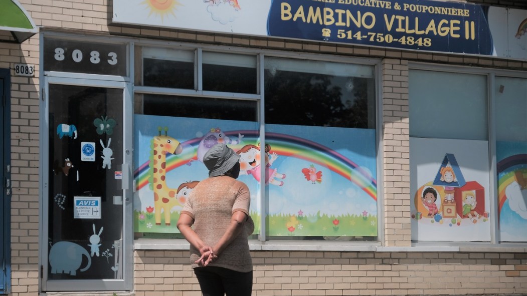 Une passante constate les impacts de balle sur la vitre de la garderie Bambino Village.