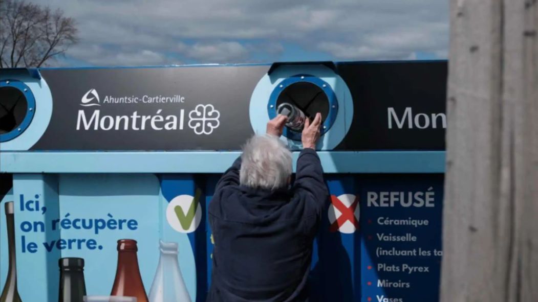 Deux conteneurs de dépôt volontaire du verre