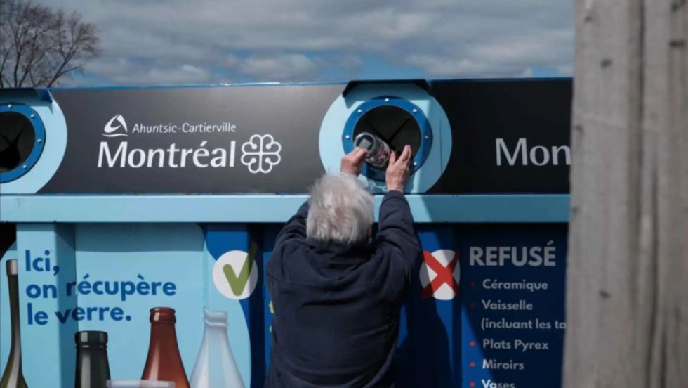 Deux conteneurs de dépôt volontaire du verre