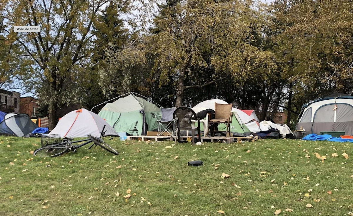 Un campement itinérant rue Notre-Dame.