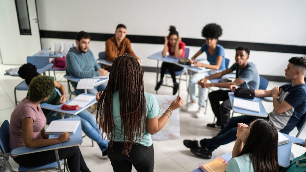 Des étudiants dans une salle de classe.