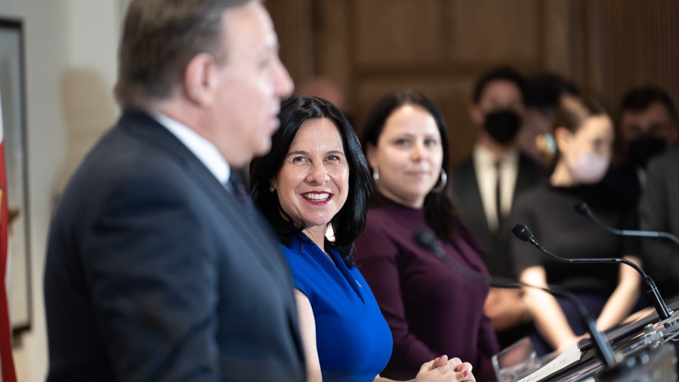 Valérie Plante sourit à François Legault lors d'un point de presse commun.