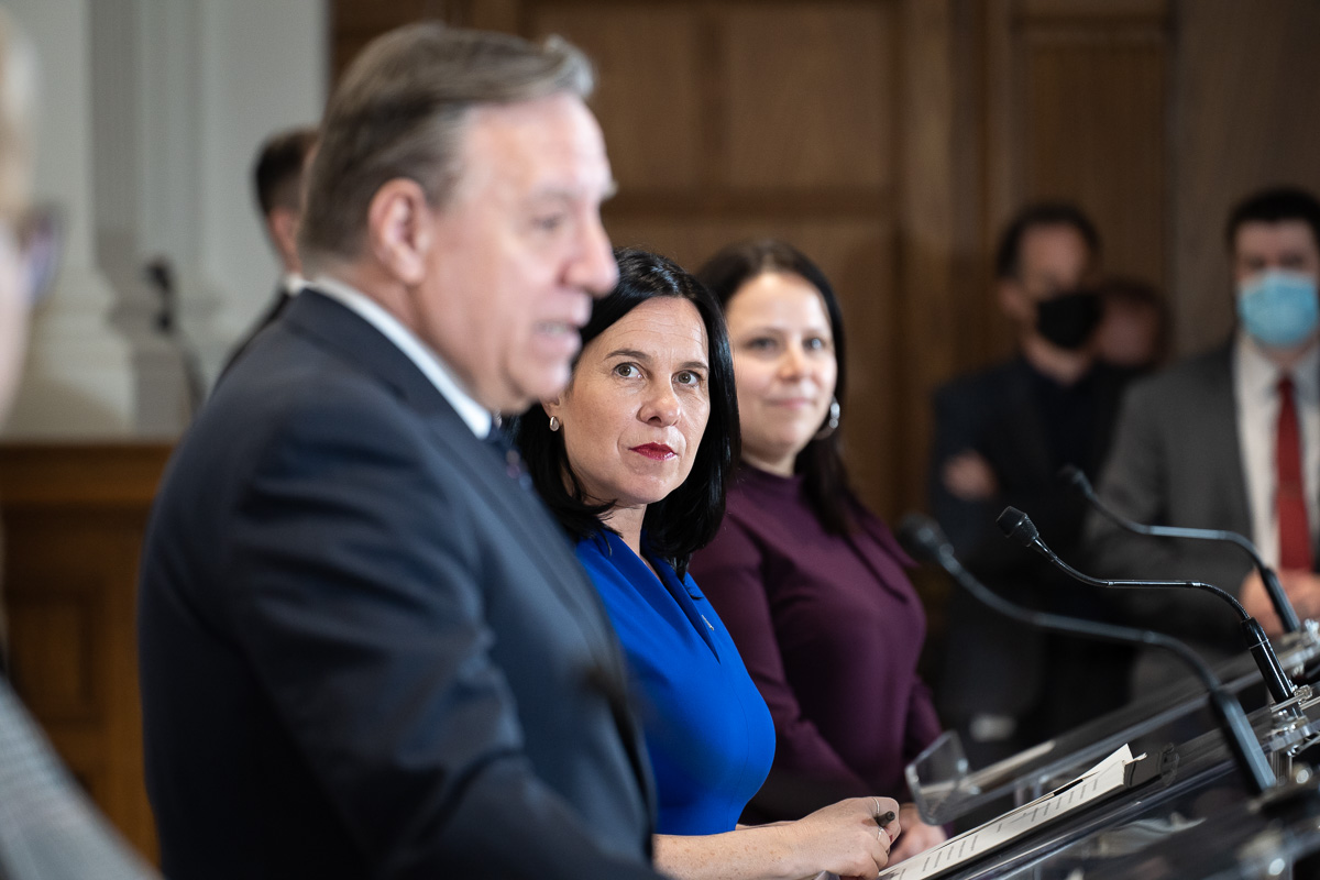 Valérie Plante regarde François Legault