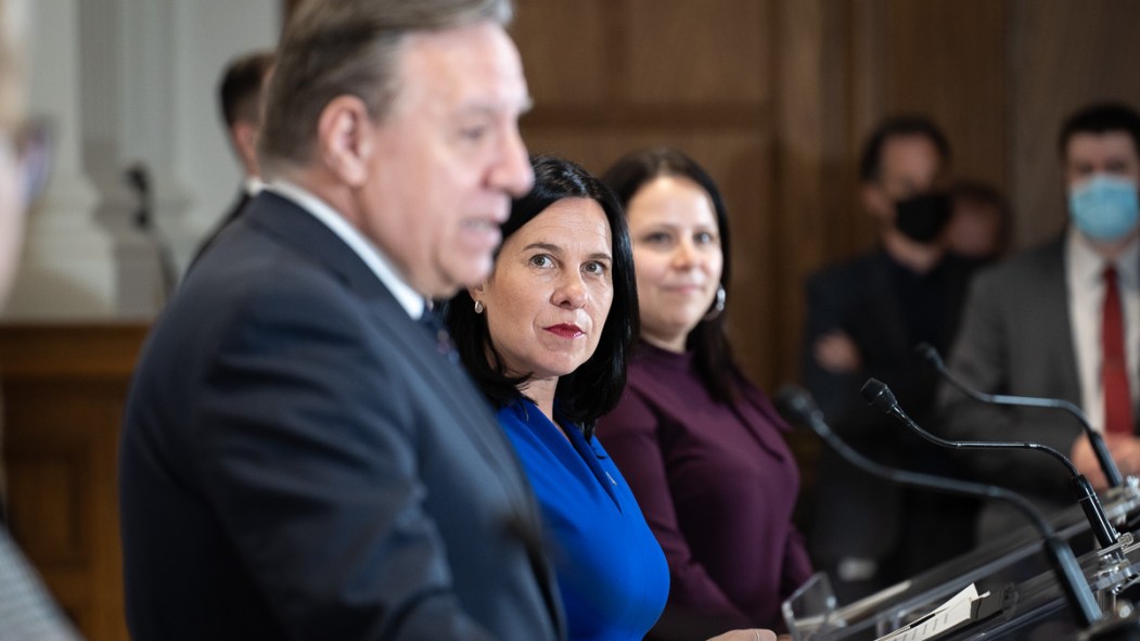 Valérie Plante regarde François Legault