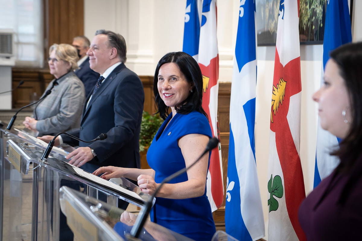 La ministre responsable de la région de Montréal et de la Métropole, Chantal Rouleau, le premier ministre du Québec François Legault, la mairesse de Rivière-des-Prairies – Pointe-aux-Trembles, Caroline Bourgeois, et la mairesse de la Ville de Montréal, Valérie Plante, ont annoncé que le gouvernement du Québec et la Ville de Montréal reprennent le projet du REM de l’Est sans la Caisse de dépôt et placement du Québec.