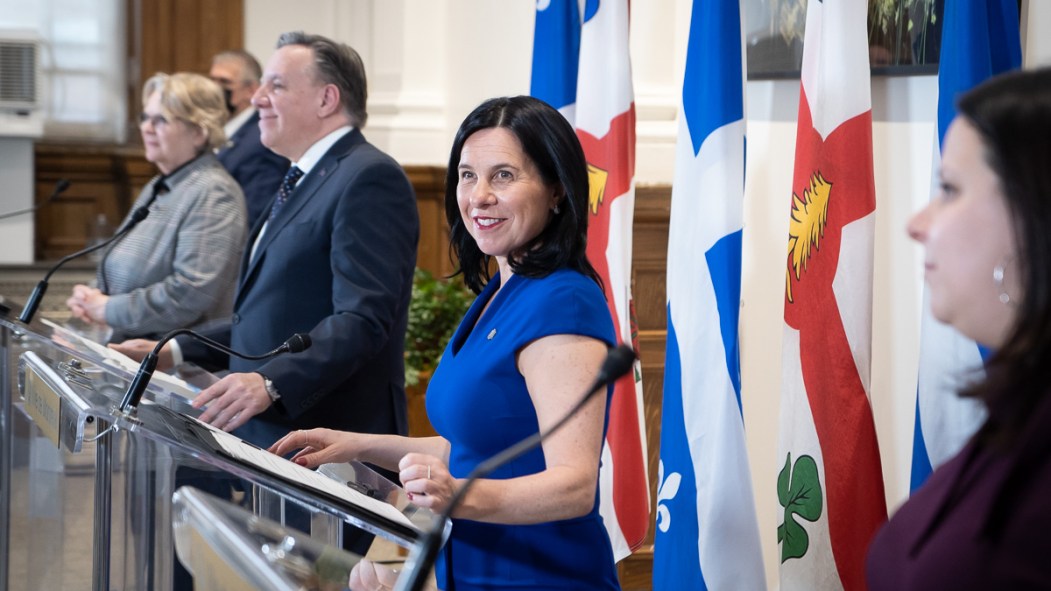 La ministre responsable de la région de Montréal et de la Métropole, Chantal Rouleau, le premier ministre du Québec François Legault, la mairesse de Rivière-des-Prairies – Pointe-aux-Trembles, Caroline Bourgeois, et la mairesse de la Ville de Montréal, Valérie Plante, ont annoncé que le gouvernement du Québec et la Ville de Montréal reprennent le projet du REM de l’Est sans la Caisse de dépôt et placement du Québec.