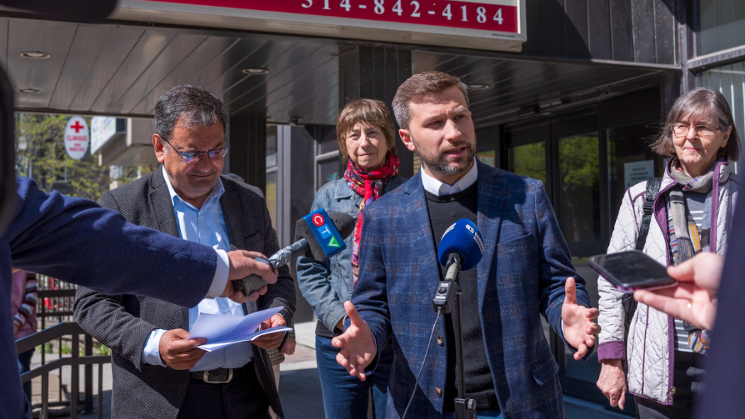 Le porte-parole de Québec Solidaire, Gabriel Nadeau-Dubois devant la résidence pour personnes âgées Mont-Carmel.