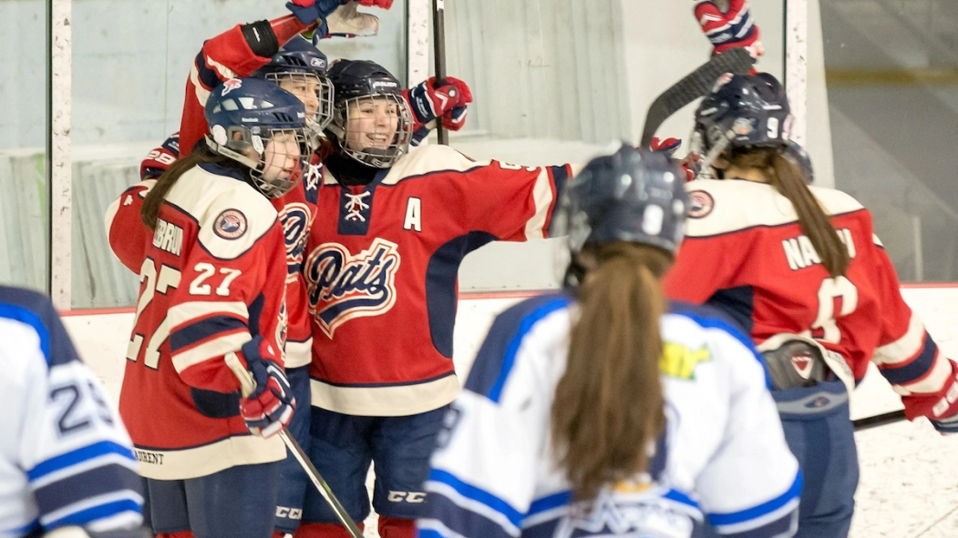 Le programme de hockey féminin des Patriotes est maintenu.