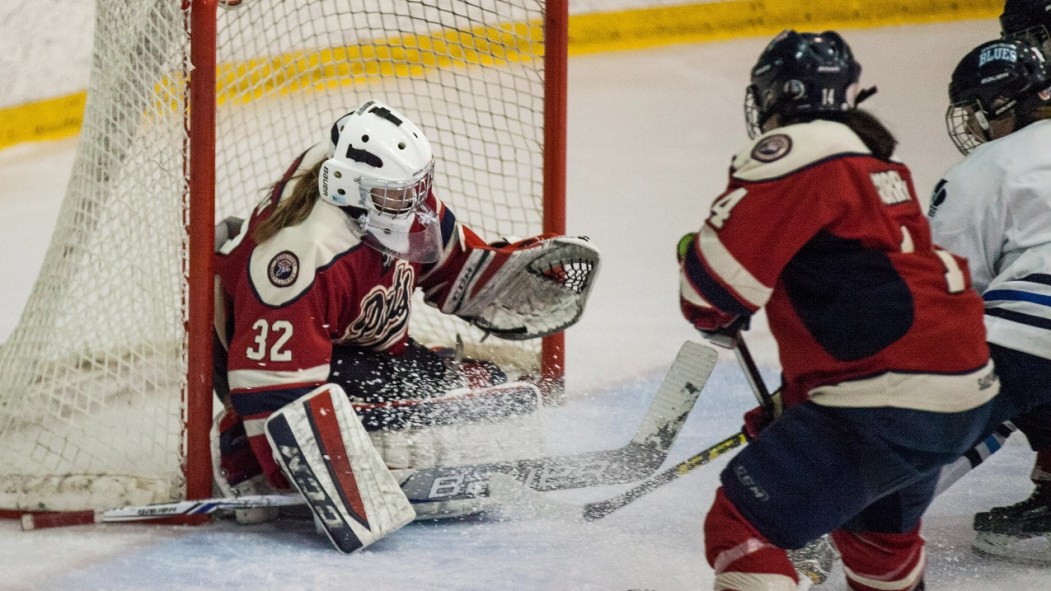 La gardienne de but de l'équipe de hockey féminin des Patriotes du Cégep de Saint-Laurent, dont l'avenir est incertain, effectue un arrêt pendant un match.