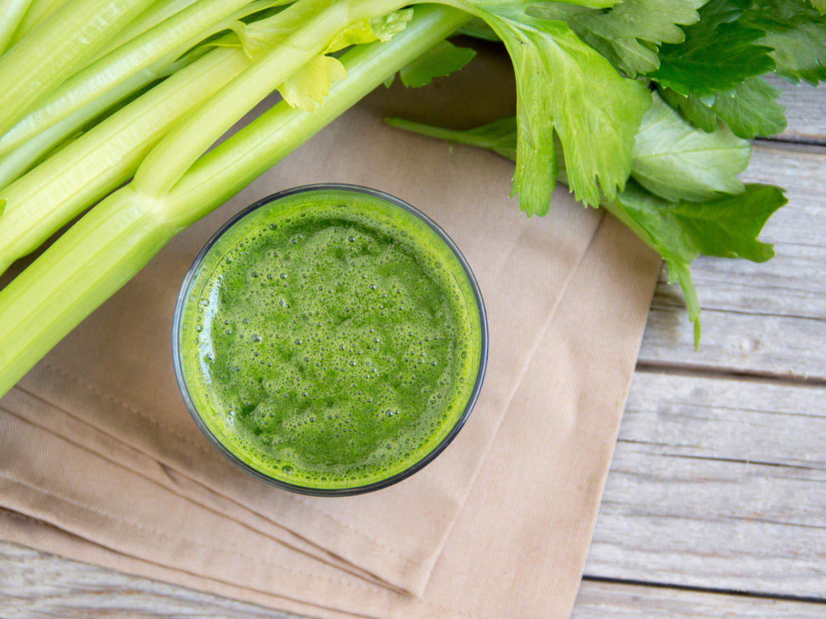 Un verre de jus de céleri.