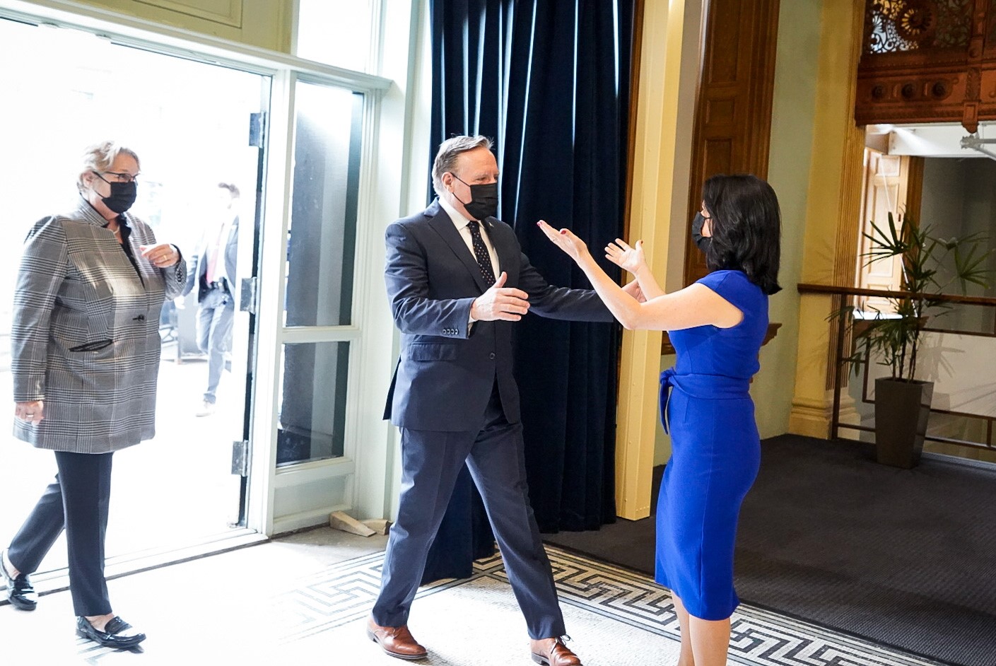 La ministre responsable de la région de Montréal et de la Métropole, Chantal Rouleau, le premier ministre du Québec François Legault et la mairesse de la Ville de Montréal, Valérie Plante