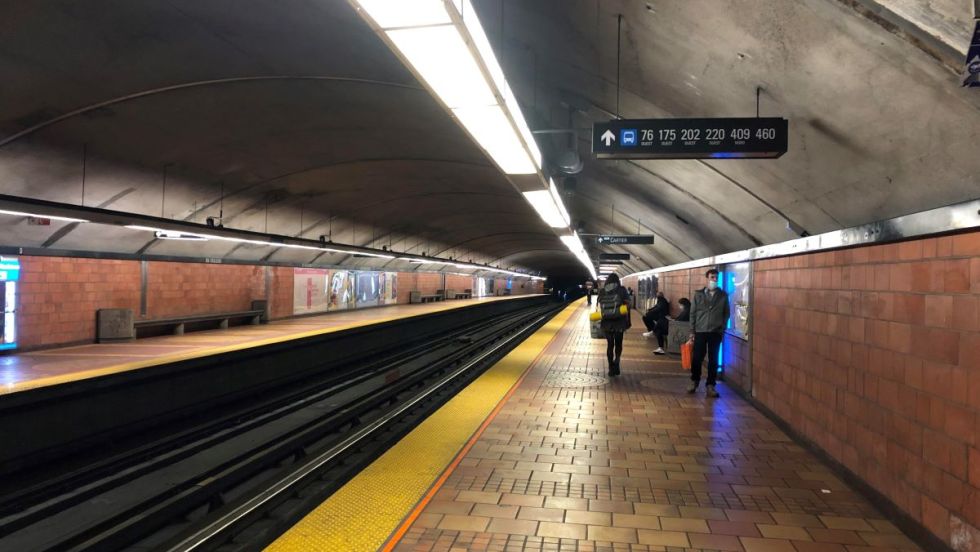 Des usagers du métro à la station Du Collège.