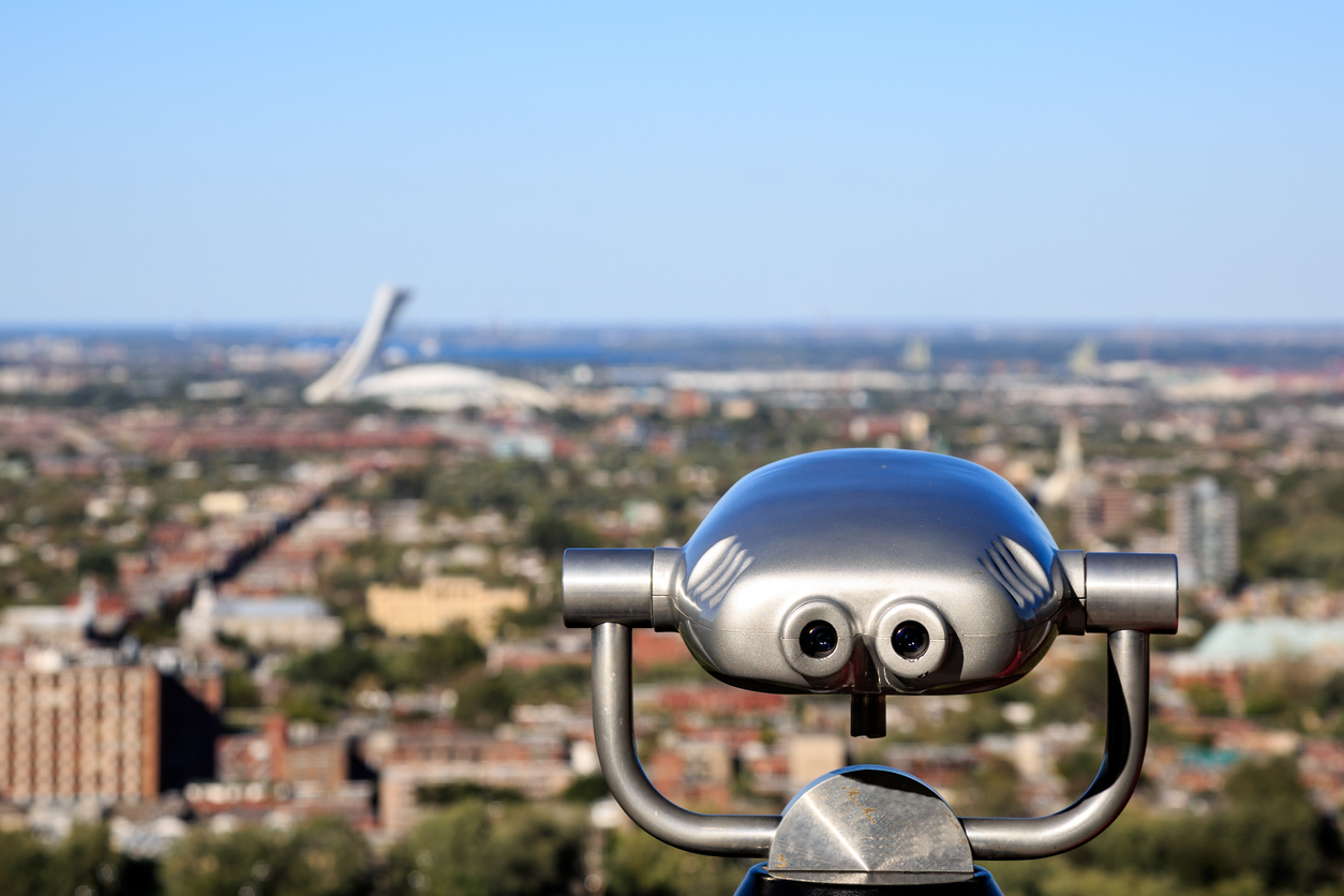 Vue de l'Est de Montréal à partir du Mont-Royal, avec le Stade olympique en arrière-plan, afin d'illustrer l'absence d'infrastructures récréotouristiques appropriées dans l'Est.