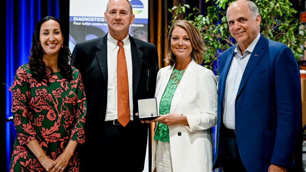 La remise de la médaille à l'entreprise BioMérieux