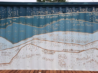 Les murs du Biblioconteneur sont décorées de murales réalisées en collaboration avec les jeunes de l’école Le Carignan. Elles représentent des strates géologiques qui rappelles la mixité, la culture, le rêve et les aurores boréales.