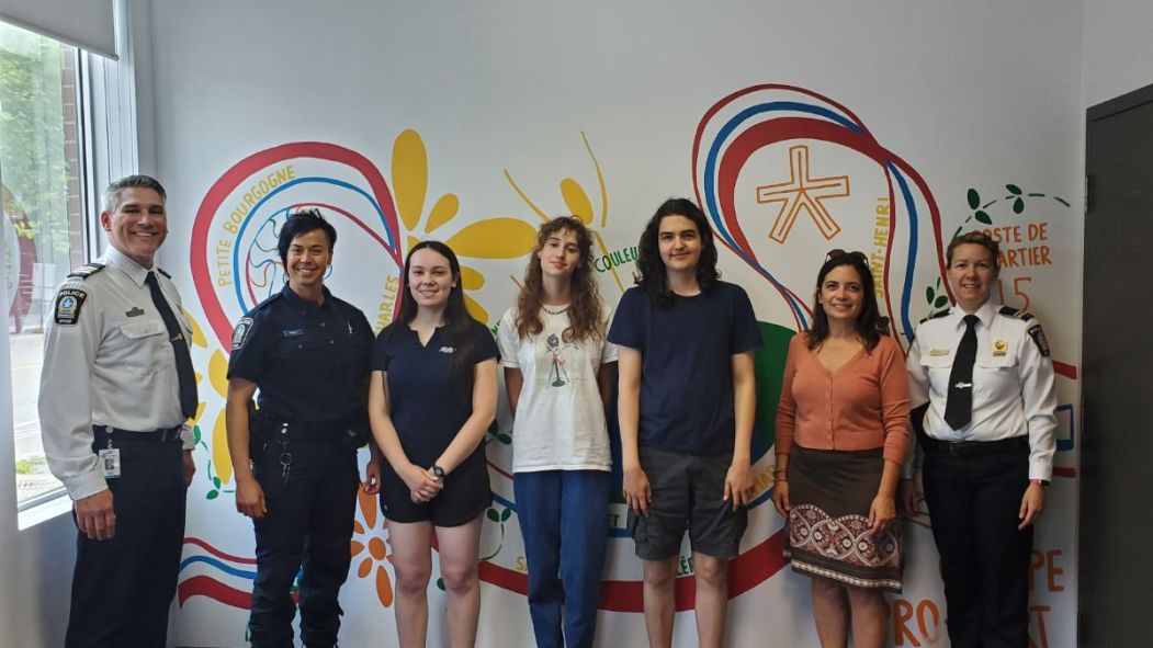 Les jeunes auteurs de la murale, accompagnés des employés du SPVM.