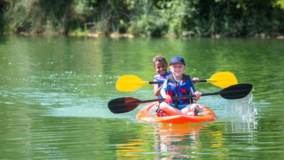 Enfants faisant du kayak.