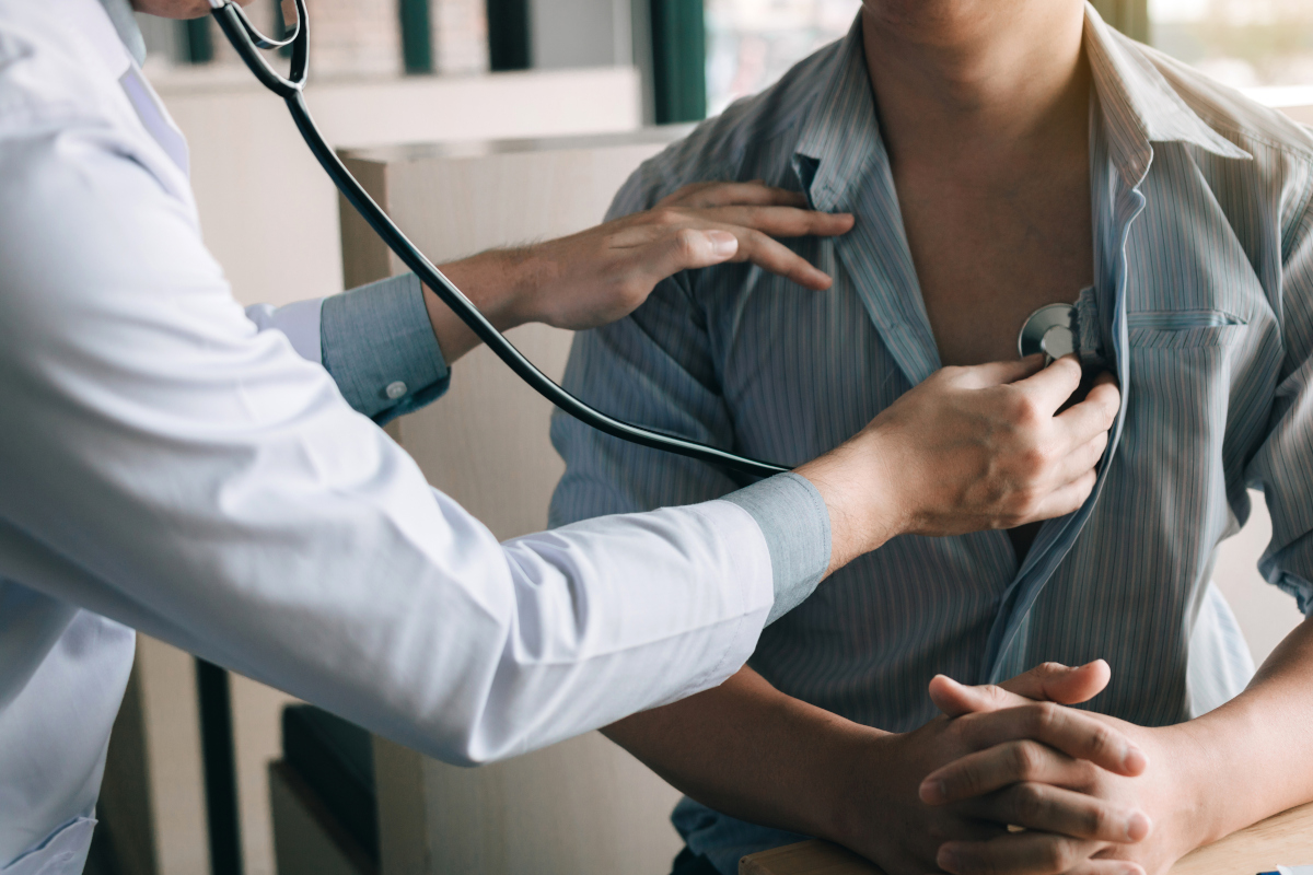 Un patient est traité par un docteur.