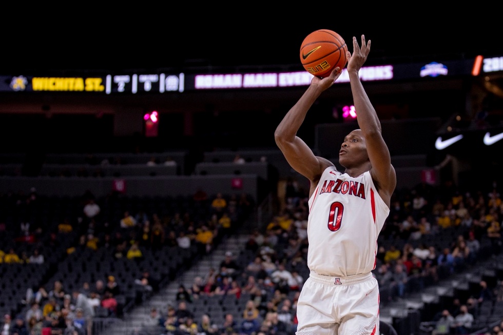 Bennedict Mathurin en train de lancer le ballon vers le filet.