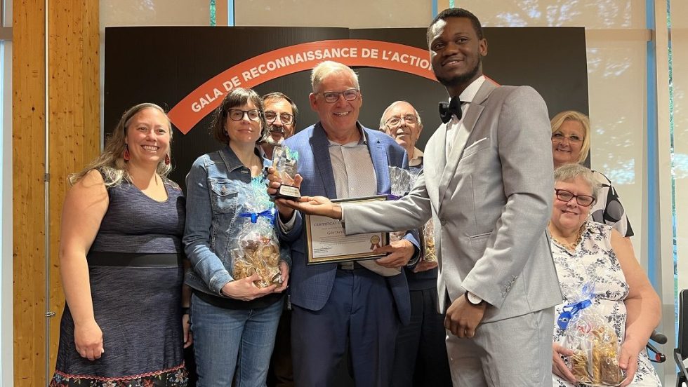 Le conseiller d’arrondissement Philippe Thermidor a remis le prix Contribution émérite à Gérard Geoffrion.