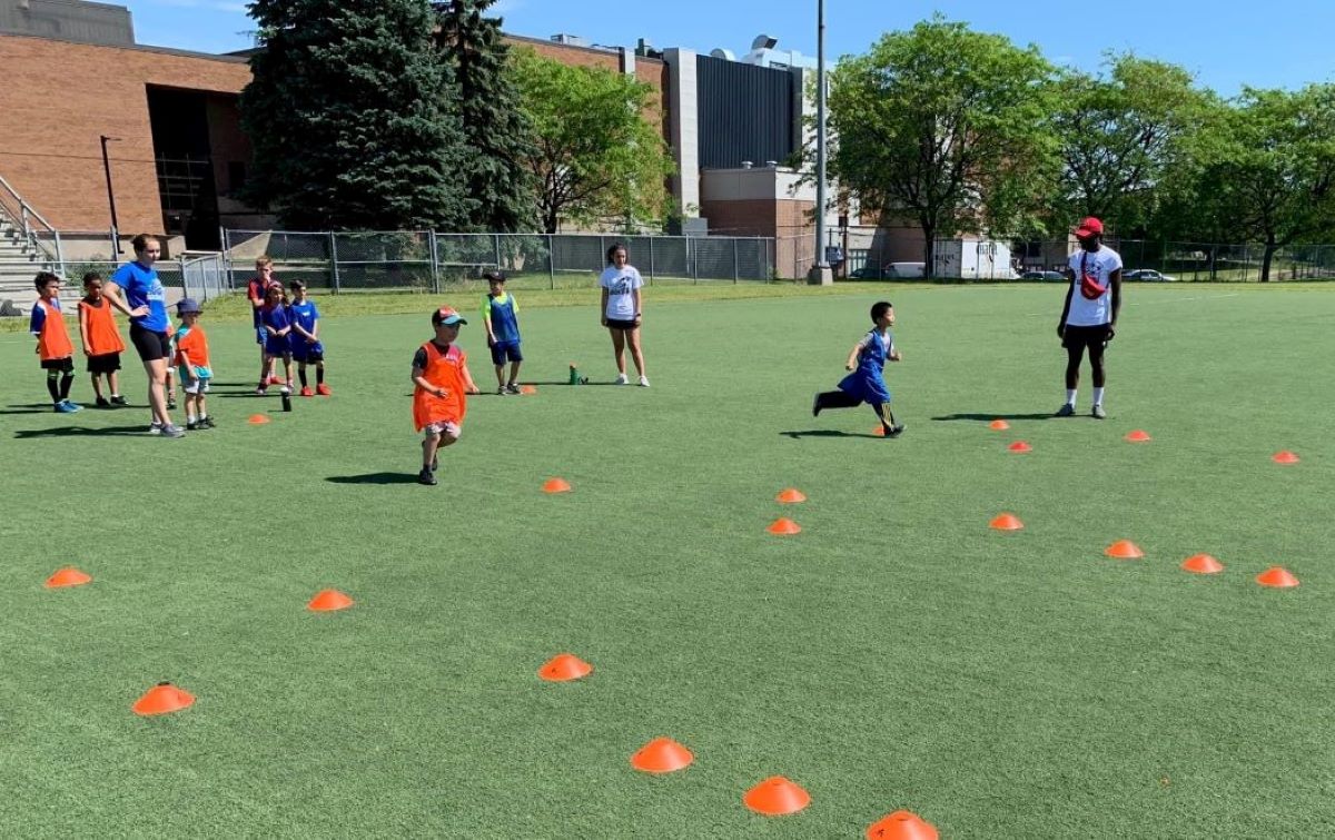 Des enfants jouant au soccer.