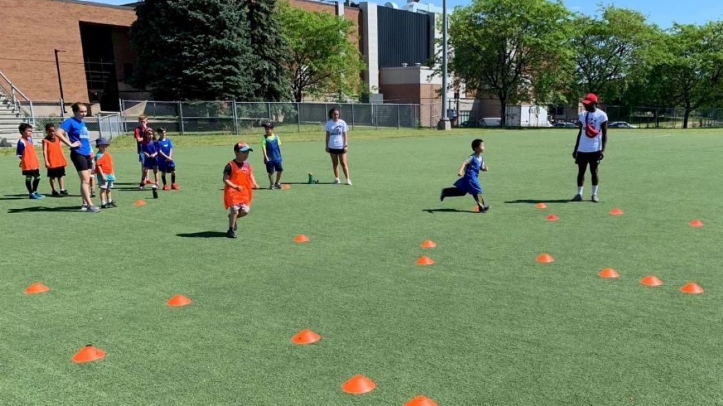 Des enfants jouant au soccer.