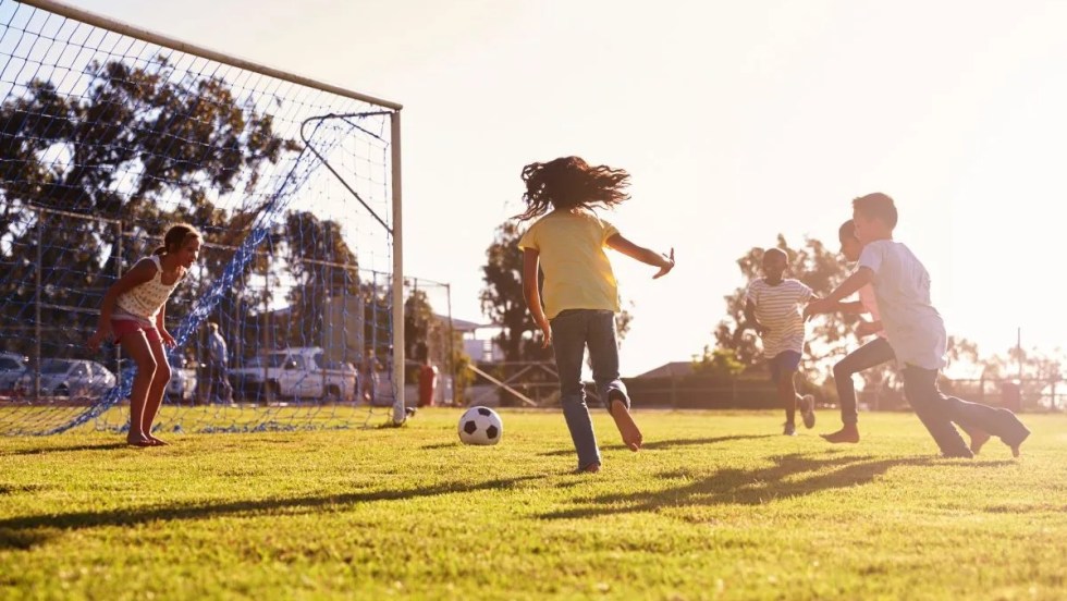 Enfants jouant au soccer