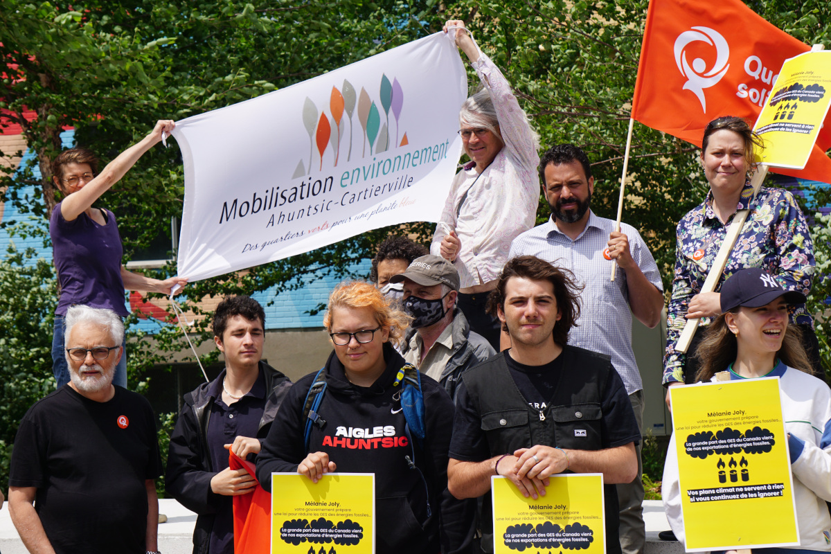 Des manifestants brandissant pancartes et drapeaux.