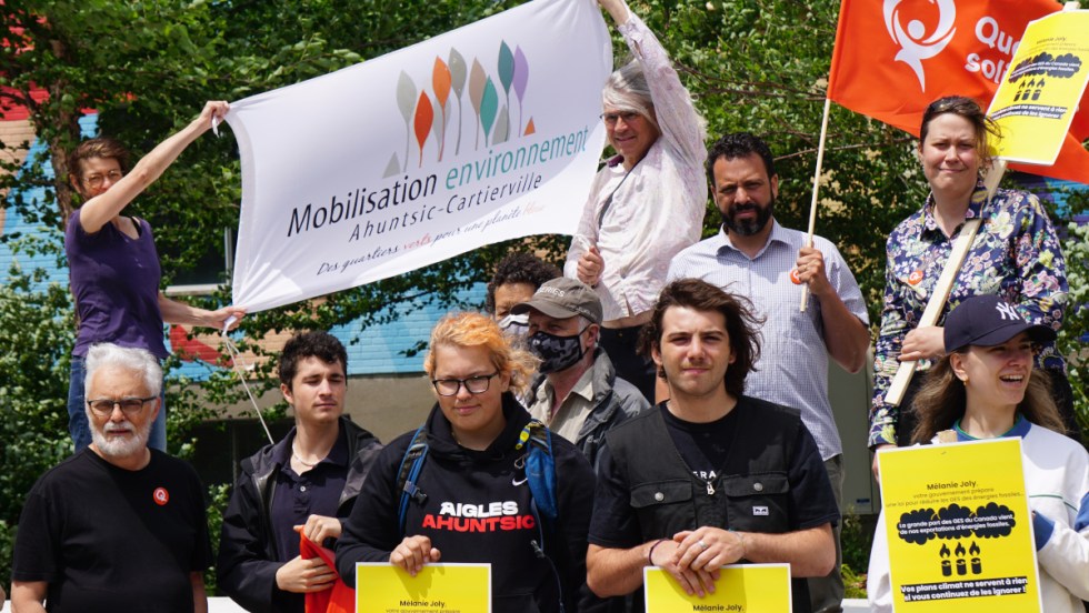 Des manifestants brandissant pancartes et drapeaux.