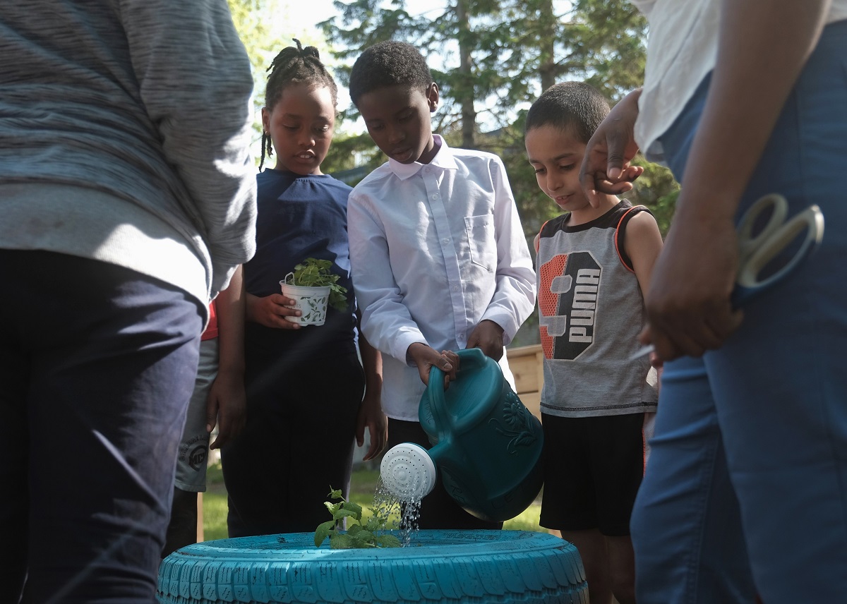 Les jeunes du centre communautaire à la tâche.