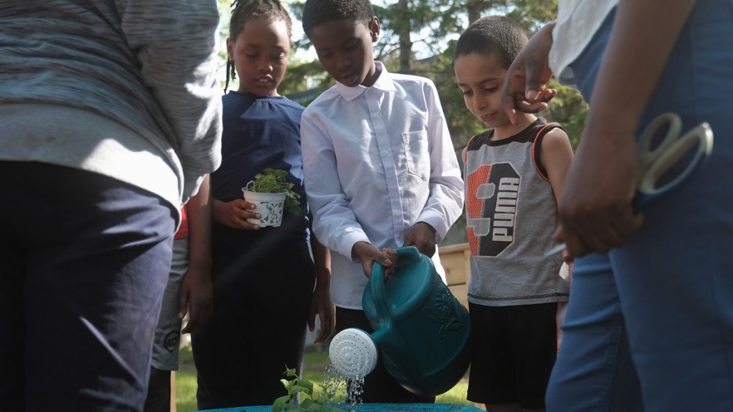 Les jeunes du centre communautaire à la tâche.