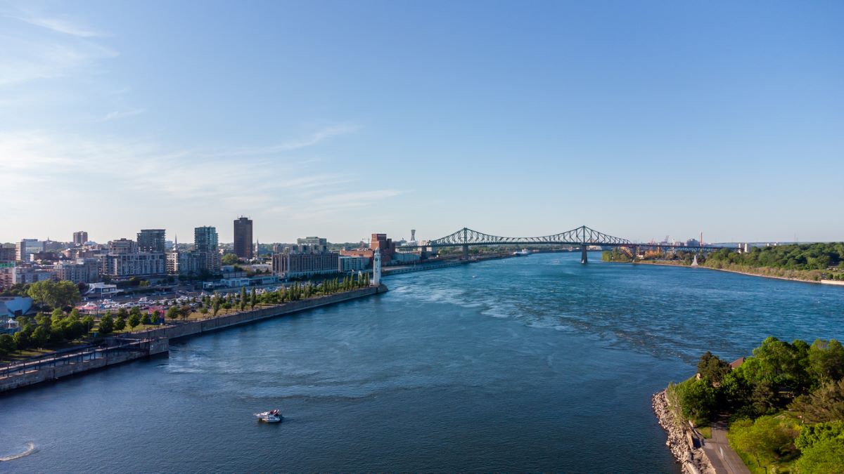 Prise de vue large du Vieux-Montréal à partir du fleuve Saint-Laurent.